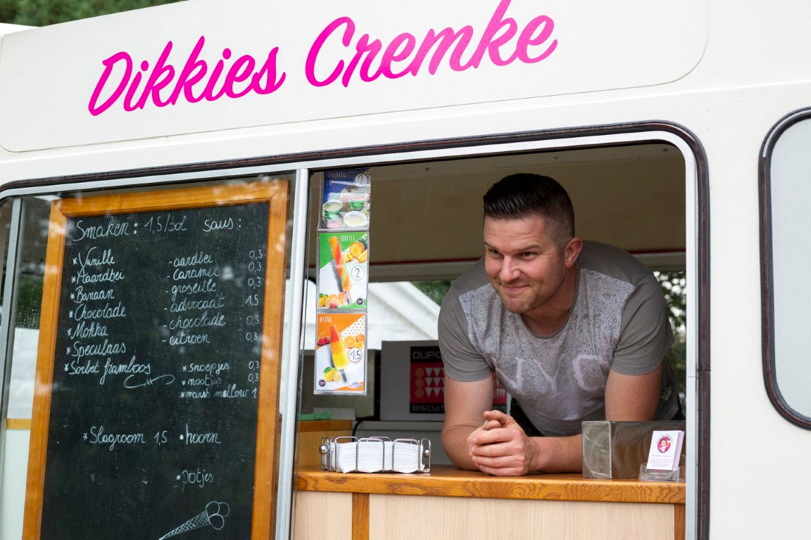 Dikkies Cremke - de lekkerste ijsjes in de buurt van Beerse met ijscoupes voor jong en oud. Ook honden welkom. Wandelaars kunnen bij Dikkies genieten van ijscrème, sangria's, appelgebak, warme wafels, wijnen, bieren, frisdranken en cocktails. Ook ijstaarten op bestelling beschikbaar. Of huur onze ijskar voor uw event!