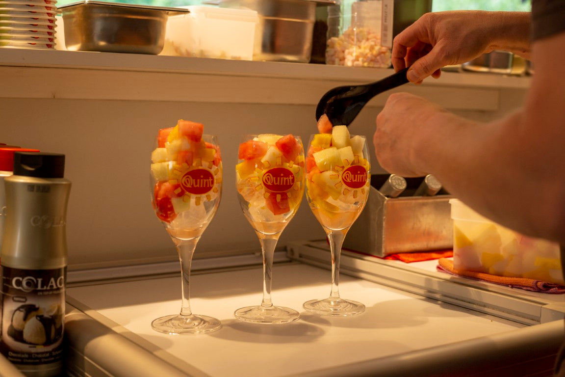 Dikkies Cremke - de lekkerste ijsjes in de buurt van Beerse met ijscoupes voor jong en oud. Ook honden welkom. Wandelaars kunnen bij Dikkies genieten van ijscrème, sangria's, appelgebak, warme wafels, wijnen, bieren, frisdranken en cocktails. Ook ijstaarten op bestelling beschikbaar. Of huur onze ijskar voor uw event!