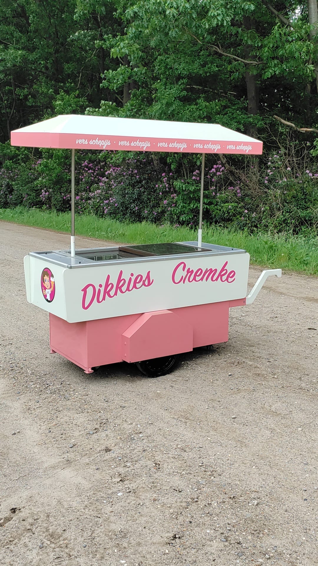 Dikkies Cremke - de lekkerste ijsjes in de buurt van Beerse met ijscoupes voor jong en oud. Ook honden welkom. Wandelaars kunnen bij Dikkies genieten van ijscrème, sangria's, appelgebak, warme wafels, wijnen, bieren, frisdranken en cocktails. Ook ijstaarten op bestelling beschikbaar. Of huur onze ijskar voor uw event!