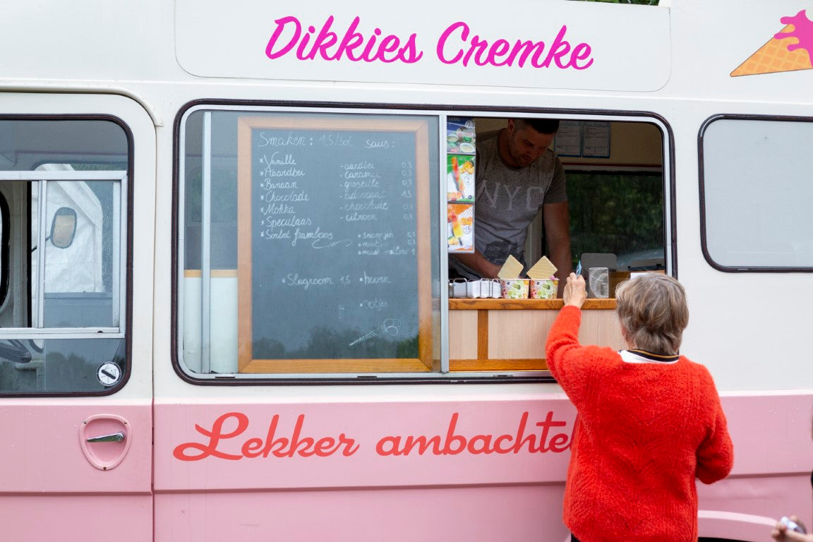 Dikkies Cremke - de lekkerste ijsjes in de buurt van Beerse met ijscoupes voor jong en oud. Ook honden welkom. Wandelaars kunnen bij Dikkies genieten van ijscrème, sangria's, appelgebak, warme wafels, wijnen, bieren, frisdranken en cocktails. Ook ijstaarten op bestelling beschikbaar. Of huur onze ijskar voor uw event!