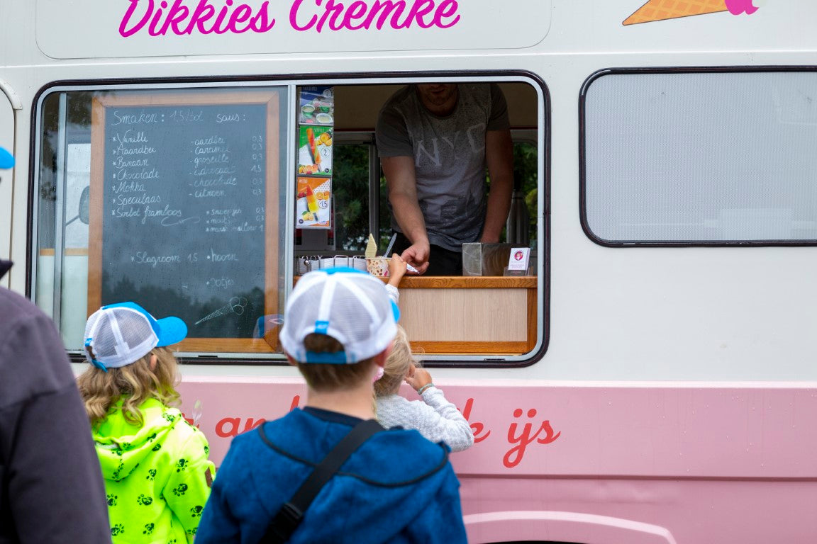 Dikkies Cremke - de lekkerste ijsjes in de buurt van Beerse met ijscoupes voor jong en oud. Ook honden welkom. Wandelaars kunnen bij Dikkies genieten van ijscrème, sangria's, appelgebak, warme wafels, wijnen, bieren, frisdranken en cocktails. Ook ijstaarten op bestelling beschikbaar. Of huur onze ijskar voor uw event!